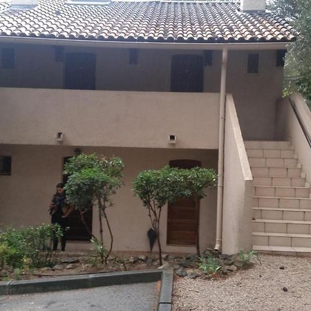 Agréable studio 2/4 pers au calme avec rez-de-jardin Bandol Esterno foto